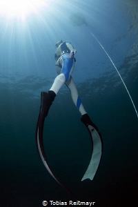 Freediver on ascent by Tobias Reitmayr 